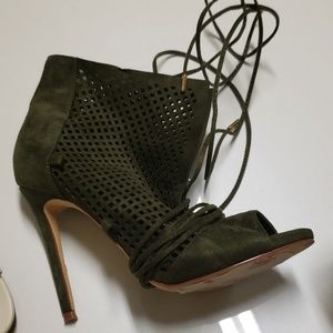 Like new olive green lace up hewls